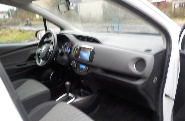 Toyota Yaris cena 26900 przebieg: 133543, rok produkcji 2016 z Pszów małe 277